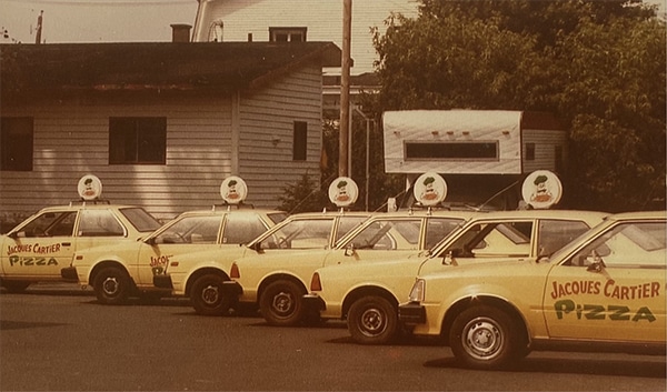 Voiture de livraison vintage Jacques Cartier Pizza